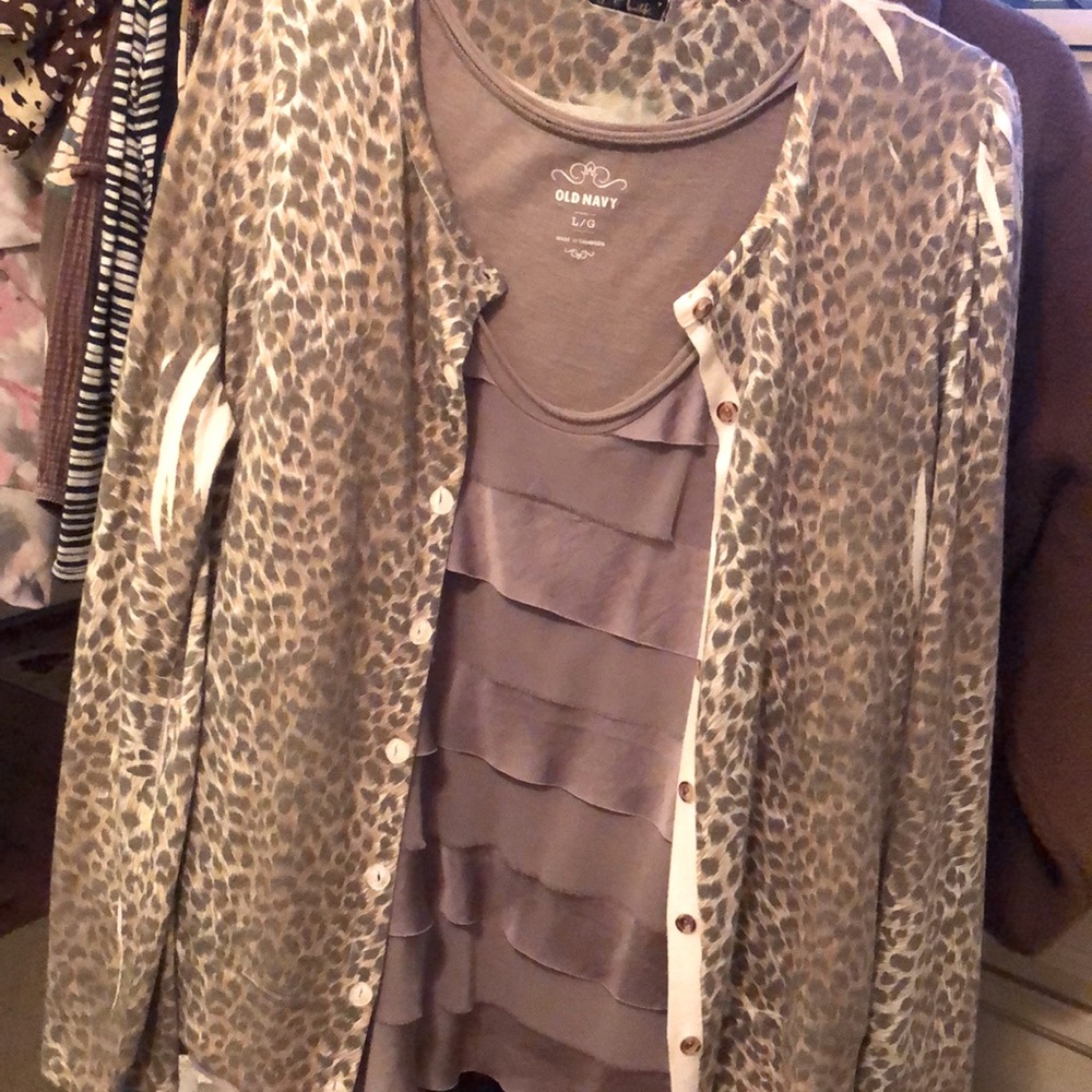 Beautiful taupe leopard print 2-piece lightweight sweater and ruffled tank